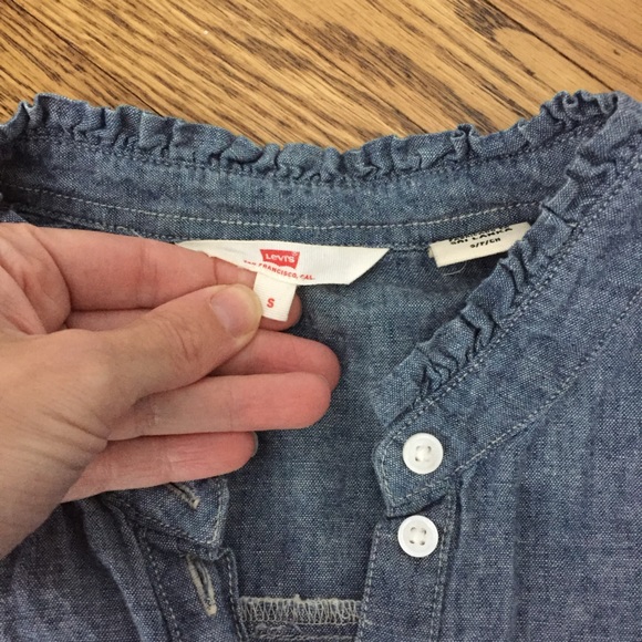 Levi’s shirt  🌸 3 for $25 - Picture 4 of 4